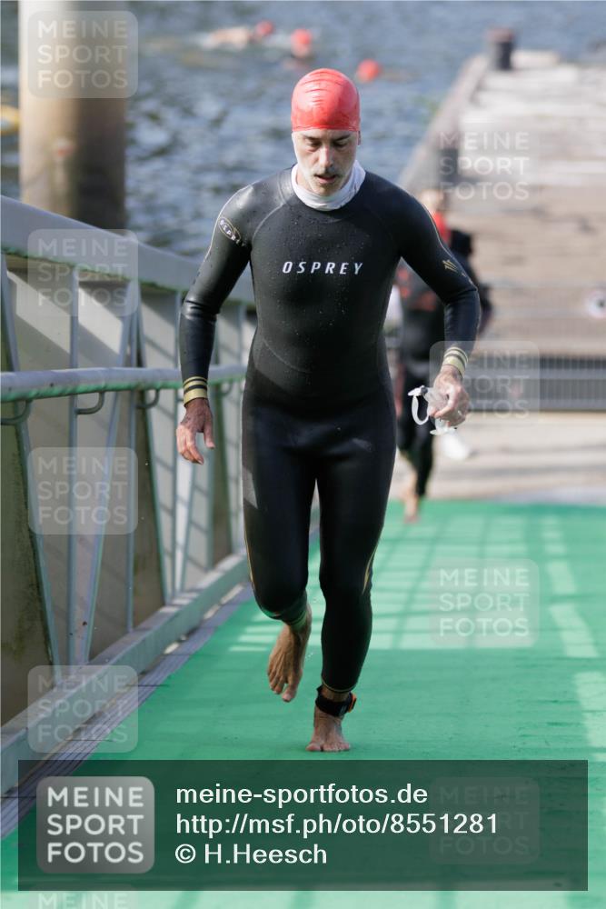 10.08.2025 - GEWOBA Citytriathlon Bremen H.Heesch http://msf.ph/oto/8551281 10.08.2025 10:20:57 Schwimmen 350, 418, 421 meine-sportfotos.de