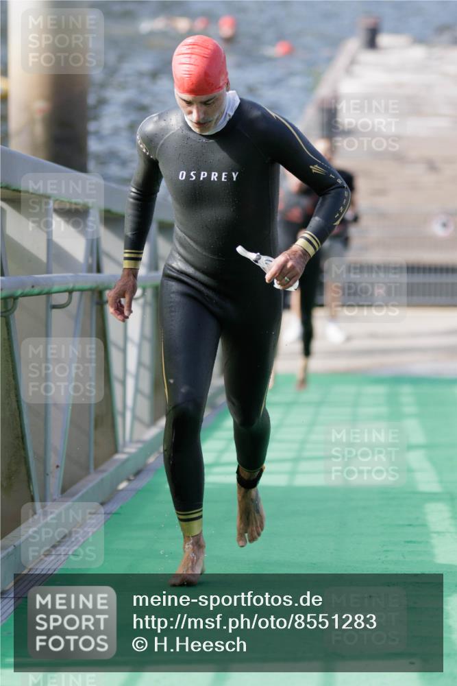10.08.2025 - GEWOBA Citytriathlon Bremen H.Heesch http://msf.ph/oto/8551283 10.08.2025 10:20:58 Schwimmen 350, 418, 430 meine-sportfotos.de