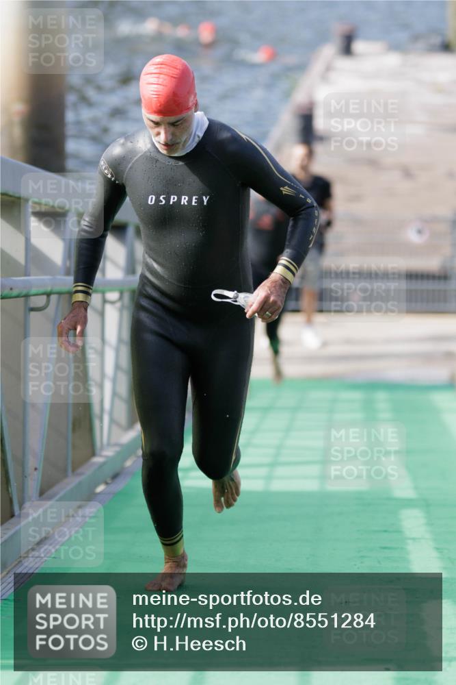 10.08.2025 - GEWOBA Citytriathlon Bremen H.Heesch http://msf.ph/oto/8551284 10.08.2025 10:20:58 Schwimmen 350, 418, 430 meine-sportfotos.de