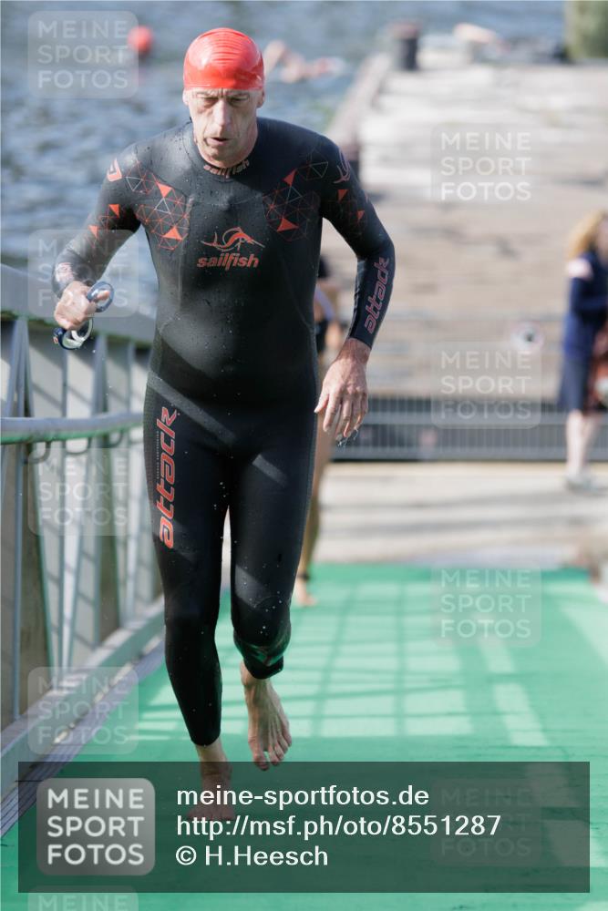 10.08.2025 - GEWOBA Citytriathlon Bremen H.Heesch http://msf.ph/oto/8551287 10.08.2025 10:21:04 Schwimmen 418, 430, 493 meine-sportfotos.de