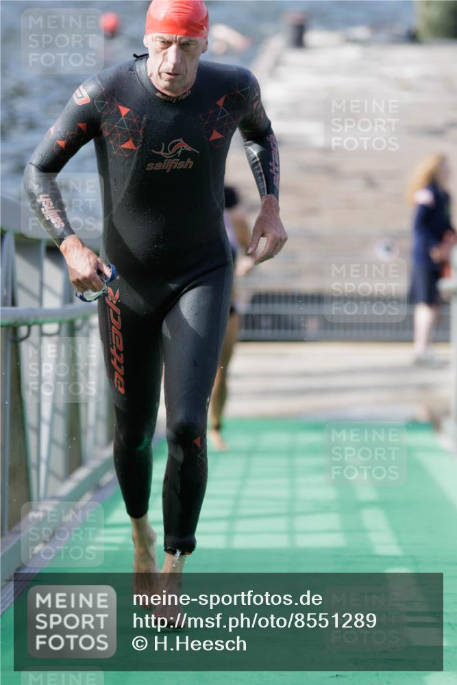 10.08.2025 - GEWOBA Citytriathlon Bremen H.Heesch http://msf.ph/oto/8551289 10.08.2025 10:21:04 Schwimmen 418, 430, 493 meine-sportfotos.de