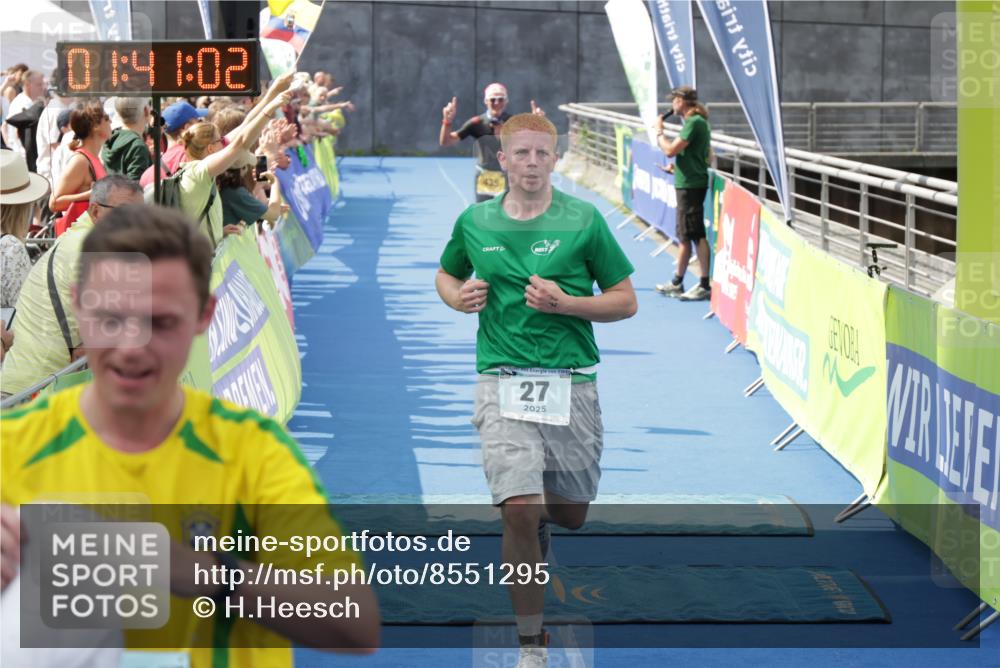 10.08.2025 - GEWOBA Citytriathlon Bremen H.Heesch http://msf.ph/oto/8551295 10.08.2025 11:44:44 Ziel 27, 435, 454 meine-sportfotos.de