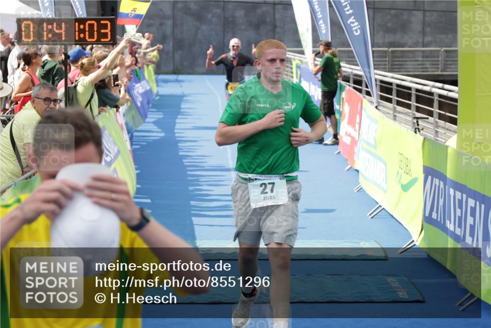 10.08.2025 - GEWOBA Citytriathlon Bremen H.Heesch http://msf.ph/oto/8551296 10.08.2025 11:44:44 Ziel 27, 435, 454 meine-sportfotos.de