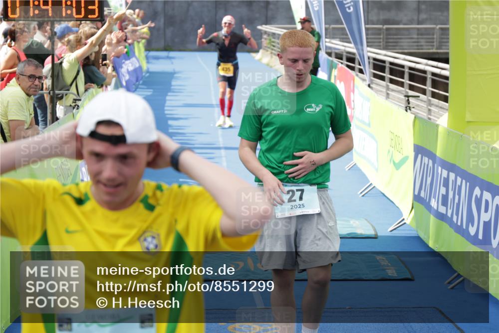 10.08.2025 - GEWOBA Citytriathlon Bremen H.Heesch http://msf.ph/oto/8551299 10.08.2025 11:44:45 Ziel 27, 435, 454 meine-sportfotos.de