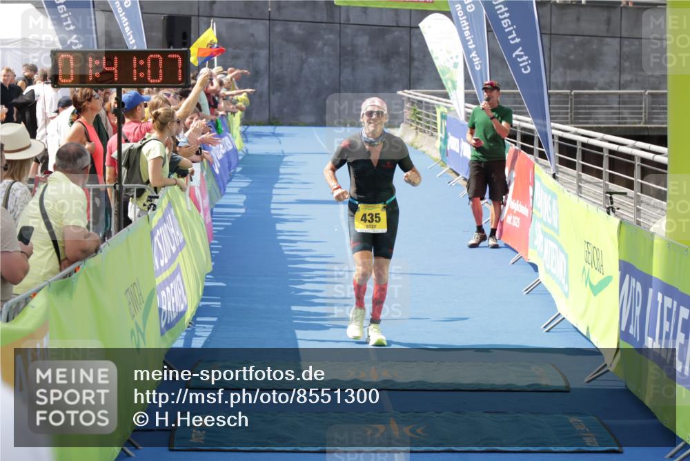 10.08.2025 - GEWOBA Citytriathlon Bremen H.Heesch http://msf.ph/oto/8551300 10.08.2025 11:44:49 Ziel 27, 435 meine-sportfotos.de