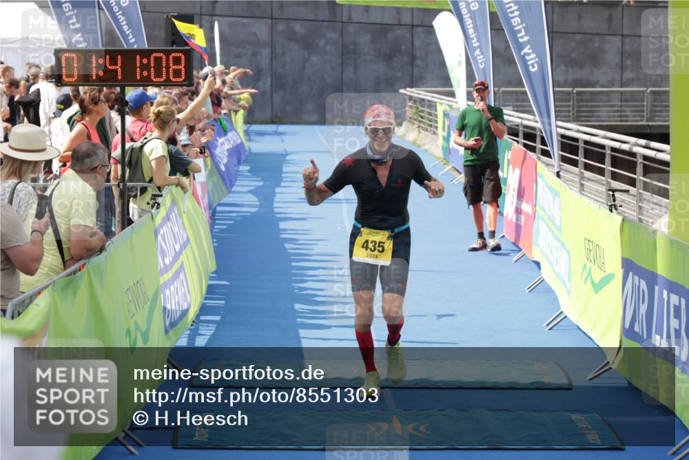 10.08.2025 - GEWOBA Citytriathlon Bremen H.Heesch http://msf.ph/oto/8551303 10.08.2025 11:44:50 Ziel 27, 435 meine-sportfotos.de
