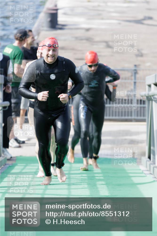 10.08.2025 - GEWOBA Citytriathlon Bremen H.Heesch http://msf.ph/oto/8551312 10.08.2025 10:21:19 Schwimmen 382, 428, 493, 498, 500 meine-sportfotos.de