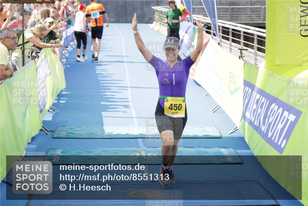 10.08.2025 - GEWOBA Citytriathlon Bremen H.Heesch http://msf.ph/oto/8551313 10.08.2025 11:45:18 Ziel 450 meine-sportfotos.de