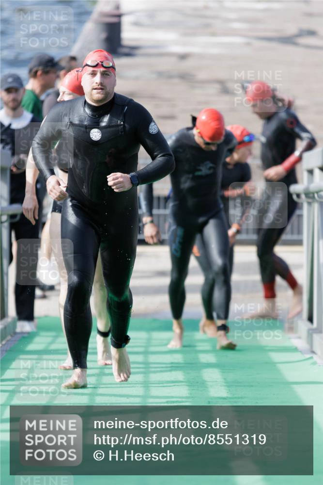 10.08.2025 - GEWOBA Citytriathlon Bremen H.Heesch http://msf.ph/oto/8551319 10.08.2025 10:21:20 Schwimmen 382, 428, 498, 500 meine-sportfotos.de