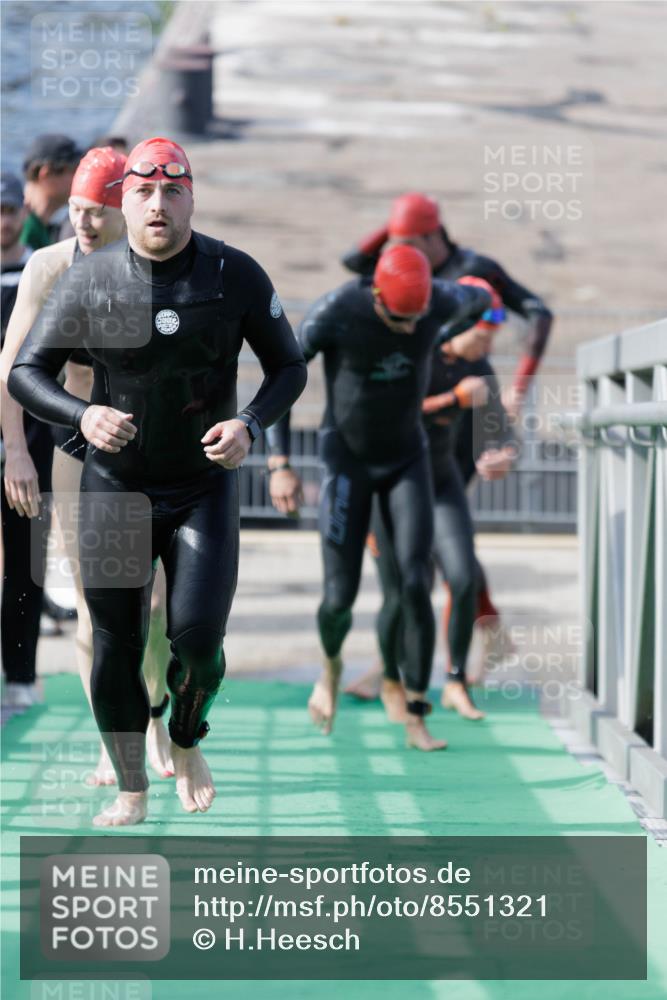 10.08.2025 - GEWOBA Citytriathlon Bremen H.Heesch http://msf.ph/oto/8551321 10.08.2025 10:21:20 Schwimmen 382, 428, 498, 500 meine-sportfotos.de