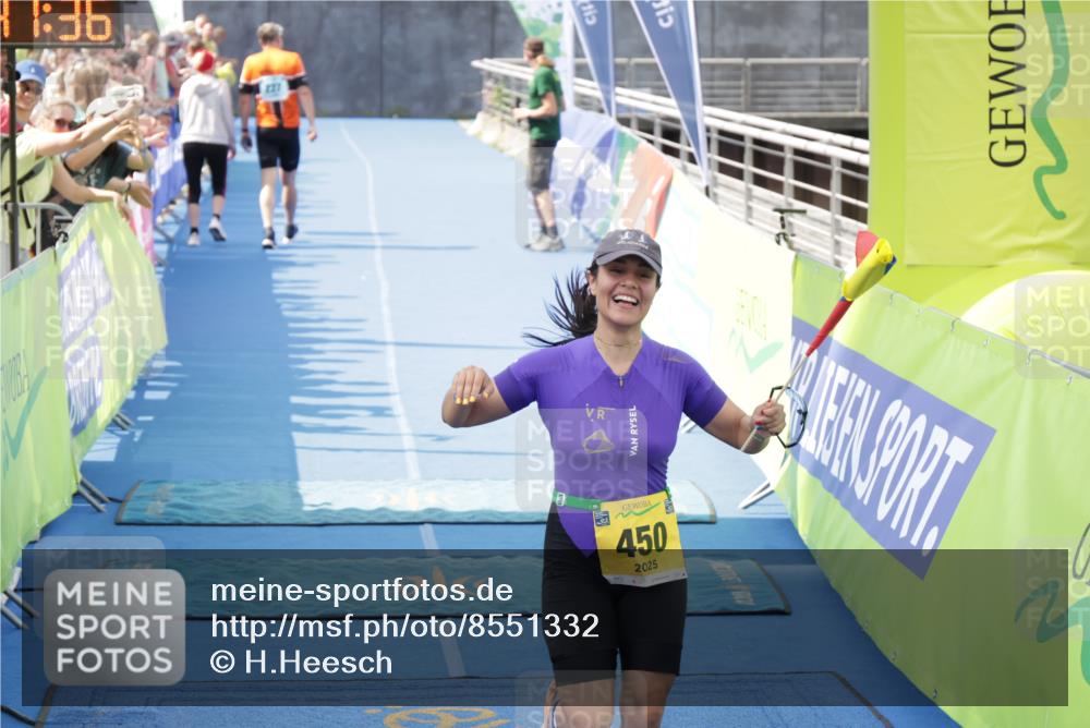 10.08.2025 - GEWOBA Citytriathlon Bremen H.Heesch http://msf.ph/oto/8551332 10.08.2025 11:45:18 Ziel 450 meine-sportfotos.de