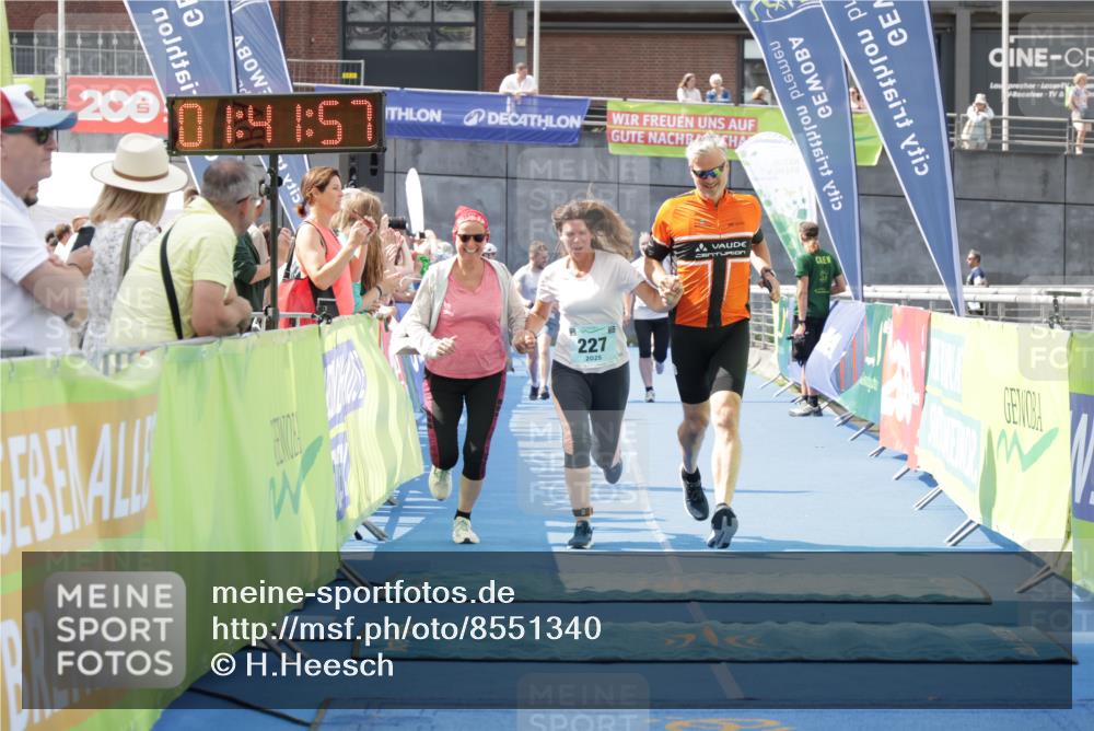 10.08.2025 - GEWOBA Citytriathlon Bremen H.Heesch http://msf.ph/oto/8551340 10.08.2025 11:45:39 Ziel 227 meine-sportfotos.de