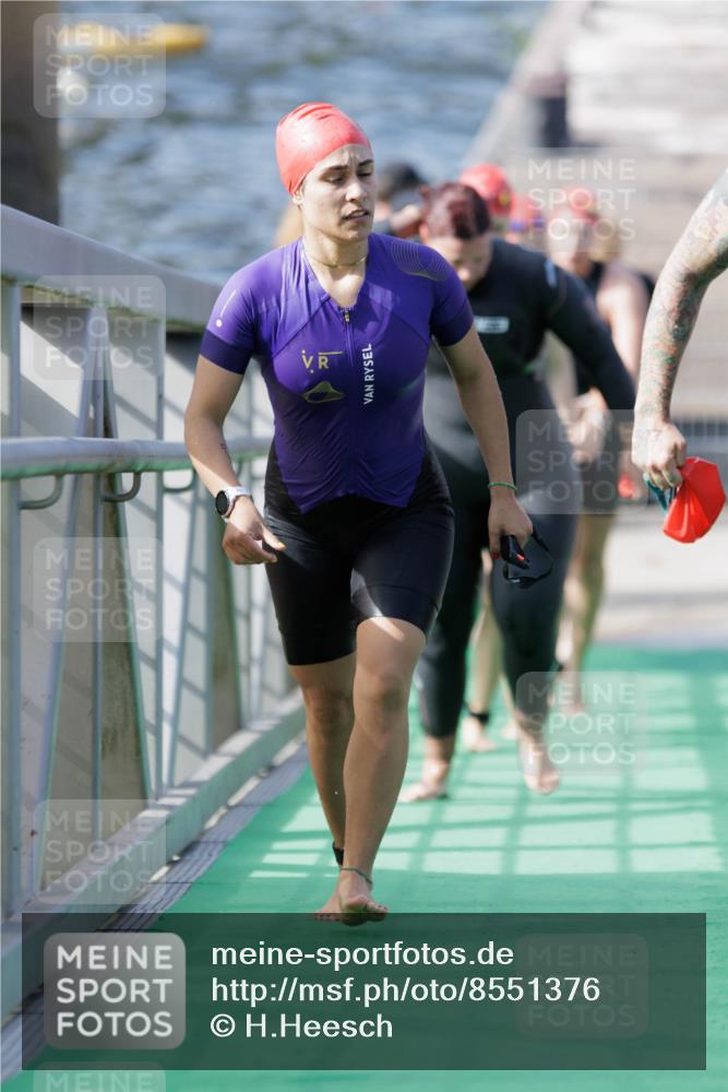 10.08.2025 - GEWOBA Citytriathlon Bremen H.Heesch http://msf.ph/oto/8551376 10.08.2025 10:21:51 Schwimmen 397, 442, 444, 450, 480, 497 meine-sportfotos.de