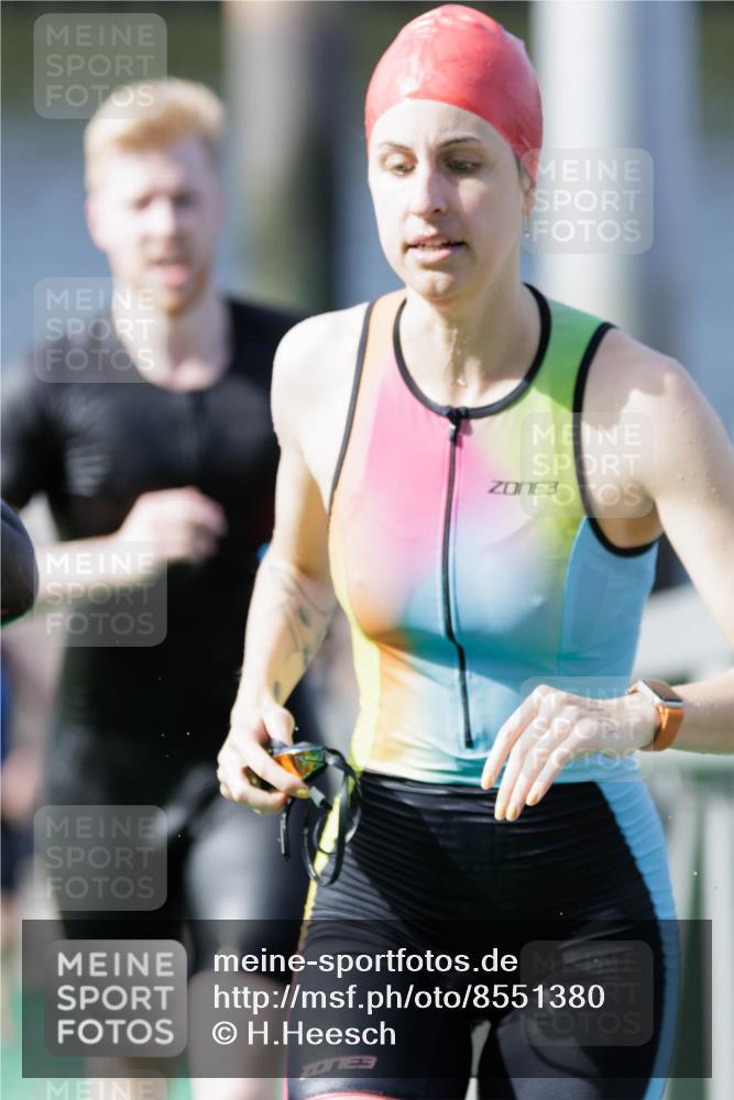 10.08.2025 - GEWOBA Citytriathlon Bremen H.Heesch http://msf.ph/oto/8551380 10.08.2025 10:22:02 Schwimmen 358, 379, 413, 444 meine-sportfotos.de