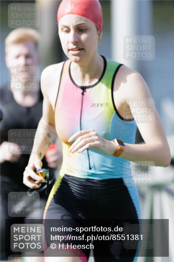 10.08.2025 - GEWOBA Citytriathlon Bremen H.Heesch http://msf.ph/oto/8551381 10.08.2025 10:22:02 Schwimmen 358, 379, 413, 444 meine-sportfotos.de