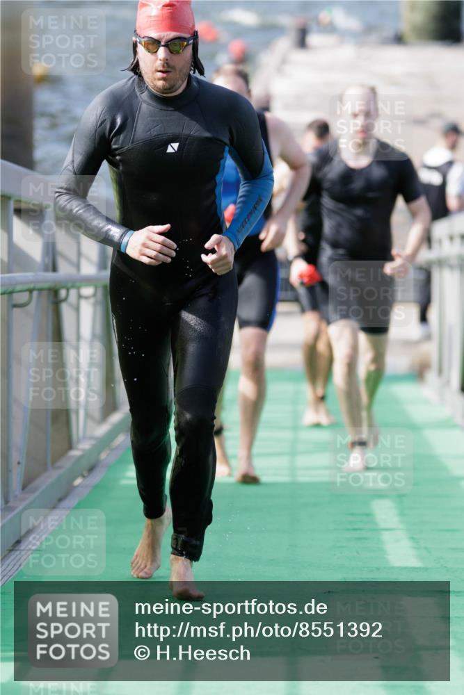 10.08.2025 - GEWOBA Citytriathlon Bremen H.Heesch http://msf.ph/oto/8551392 10.08.2025 10:22:08 Schwimmen 356, 379, 393, 413, 419 meine-sportfotos.de