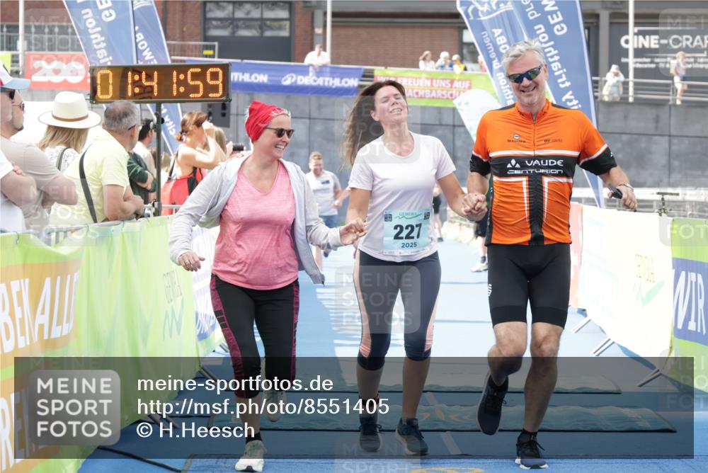 10.08.2025 - GEWOBA Citytriathlon Bremen H.Heesch http://msf.ph/oto/8551405 10.08.2025 11:45:41 Ziel 39, 221, 227 meine-sportfotos.de