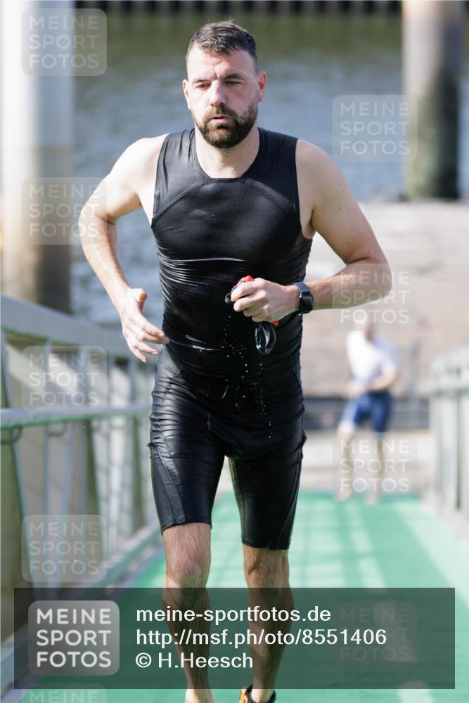 10.08.2025 - GEWOBA Citytriathlon Bremen H.Heesch http://msf.ph/oto/8551406 10.08.2025 10:22:17 Schwimmen 356, 393, 401, 419 meine-sportfotos.de