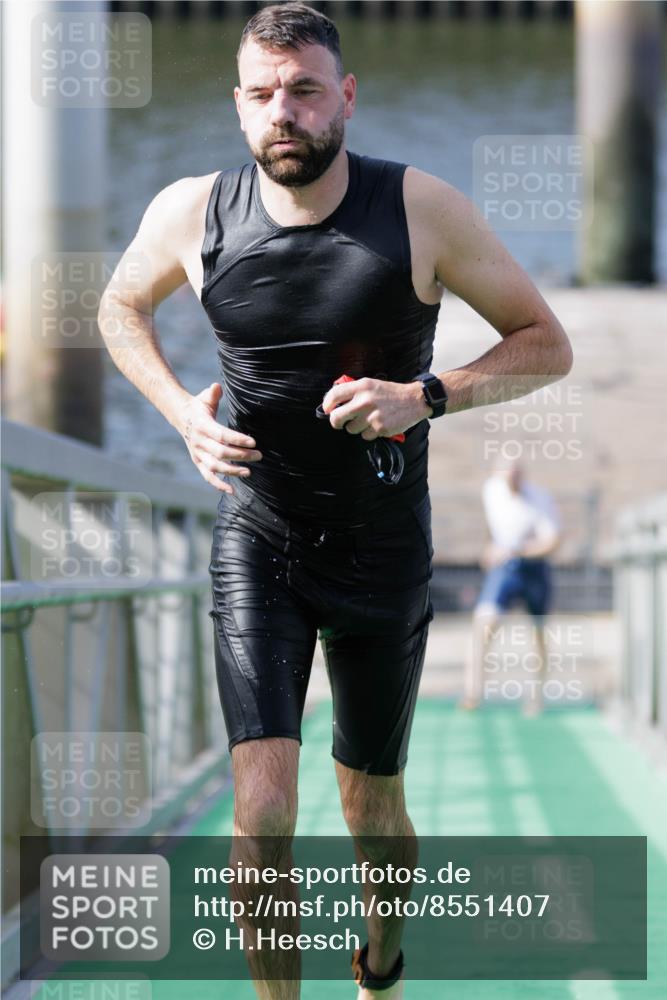 10.08.2025 - GEWOBA Citytriathlon Bremen H.Heesch http://msf.ph/oto/8551407 10.08.2025 10:22:17 Schwimmen 356, 393, 401, 419 meine-sportfotos.de