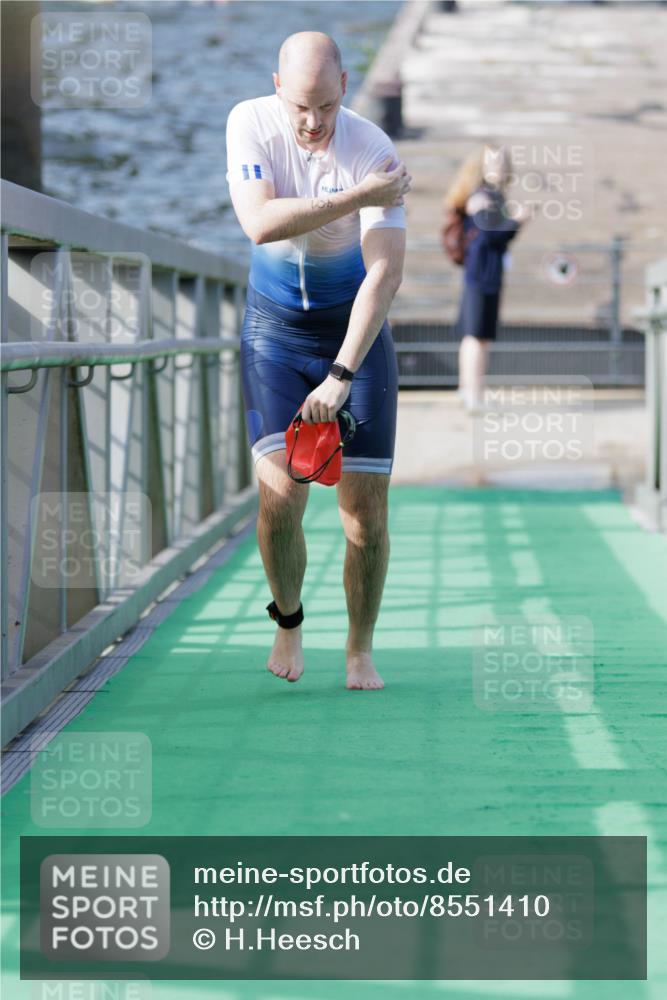 10.08.2025 - GEWOBA Citytriathlon Bremen H.Heesch http://msf.ph/oto/8551410 10.08.2025 10:22:26 Schwimmen 401 meine-sportfotos.de