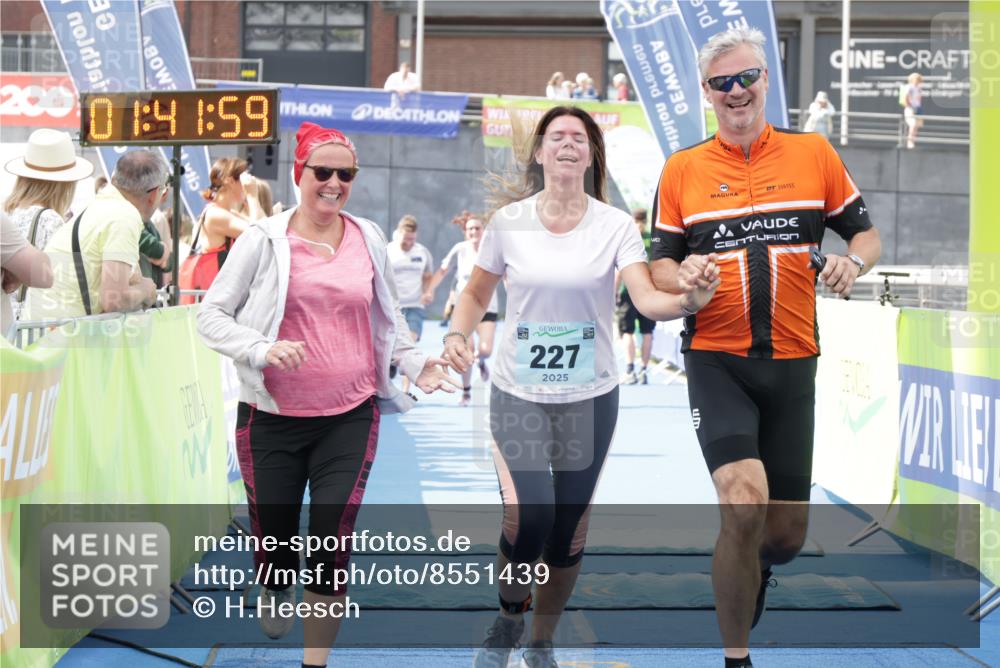 10.08.2025 - GEWOBA Citytriathlon Bremen H.Heesch http://msf.ph/oto/8551439 10.08.2025 11:45:41 Ziel 39, 221, 227 meine-sportfotos.de