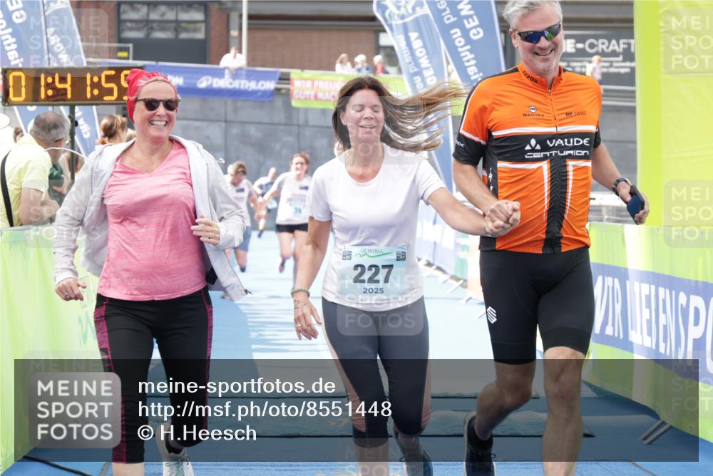 10.08.2025 - GEWOBA Citytriathlon Bremen H.Heesch http://msf.ph/oto/8551448 10.08.2025 11:45:41 Ziel 39, 221, 227 meine-sportfotos.de