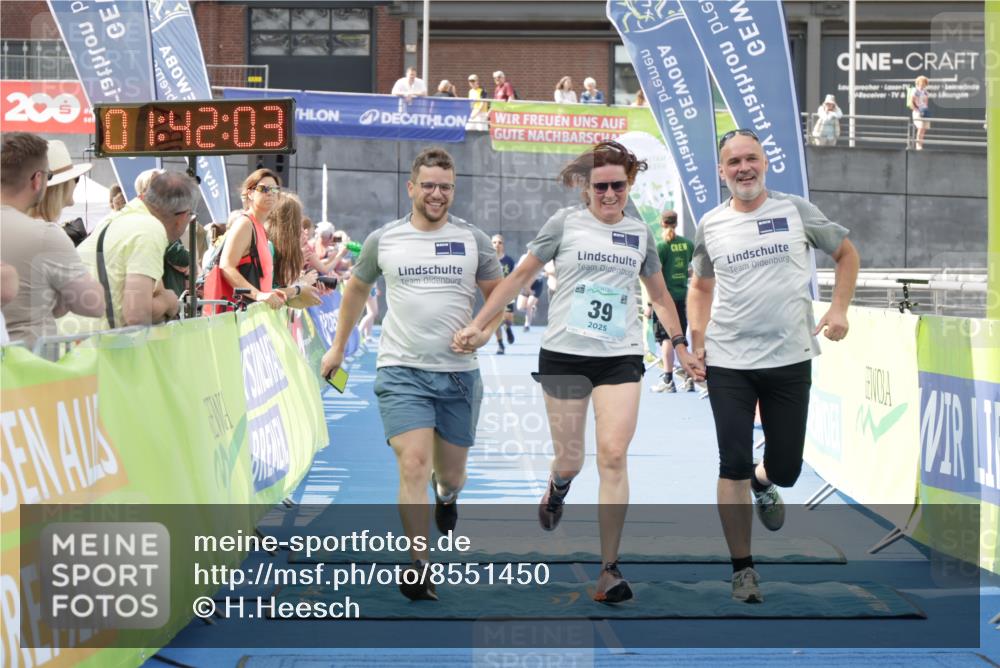 10.08.2025 - GEWOBA Citytriathlon Bremen H.Heesch http://msf.ph/oto/8551450 10.08.2025 11:45:45 Ziel 39, 221, 227 meine-sportfotos.de