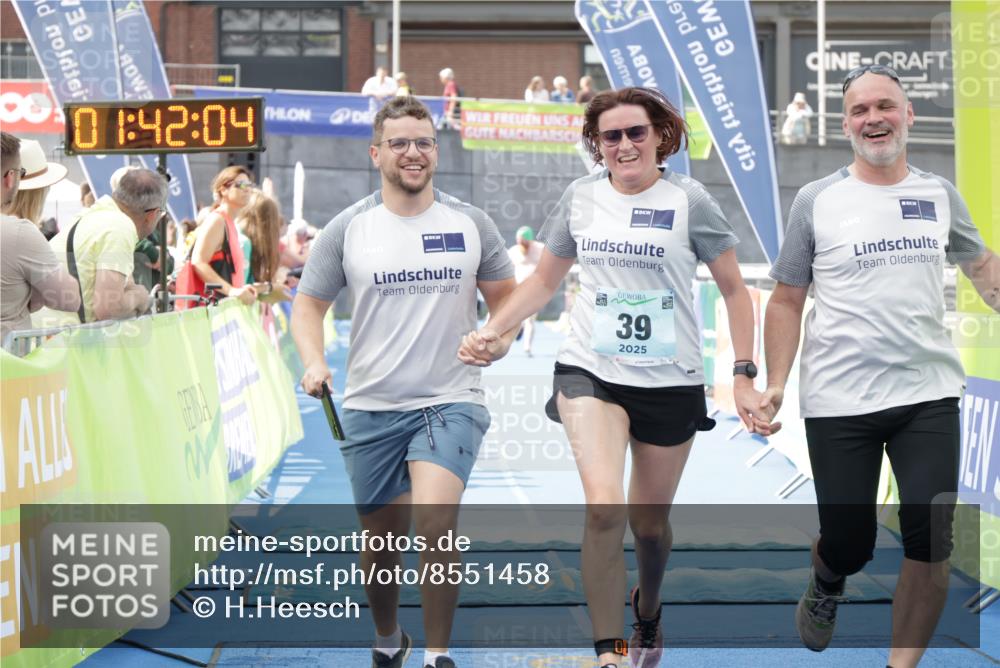 10.08.2025 - GEWOBA Citytriathlon Bremen H.Heesch http://msf.ph/oto/8551458 10.08.2025 11:45:45 Ziel 39, 221, 227 meine-sportfotos.de