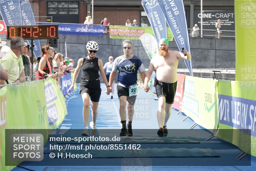 10.08.2025 - GEWOBA Citytriathlon Bremen H.Heesch http://msf.ph/oto/8551462 10.08.2025 11:45:52 Ziel 23, 39, 221 meine-sportfotos.de