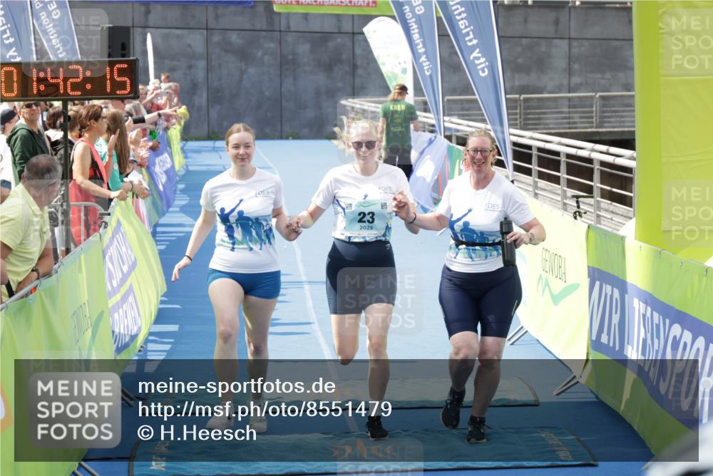 10.08.2025 - GEWOBA Citytriathlon Bremen H.Heesch http://msf.ph/oto/8551479 10.08.2025 11:45:57 Ziel 23 meine-sportfotos.de