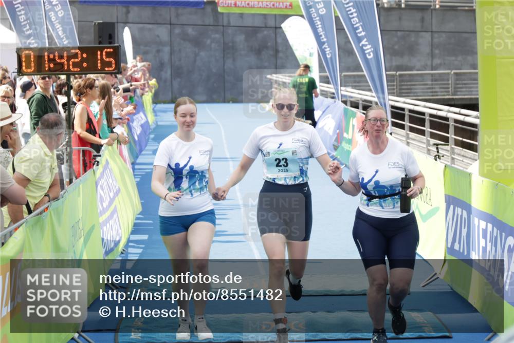10.08.2025 - GEWOBA Citytriathlon Bremen H.Heesch http://msf.ph/oto/8551482 10.08.2025 11:45:57 Ziel 23 meine-sportfotos.de