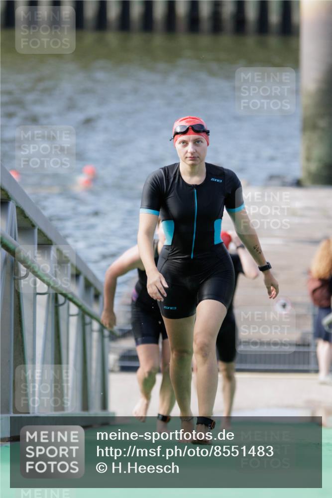 10.08.2025 - GEWOBA Citytriathlon Bremen H.Heesch http://msf.ph/oto/8551483 10.08.2025 10:23:05 Schwimmen 359, 392, 429, 447, 464 meine-sportfotos.de