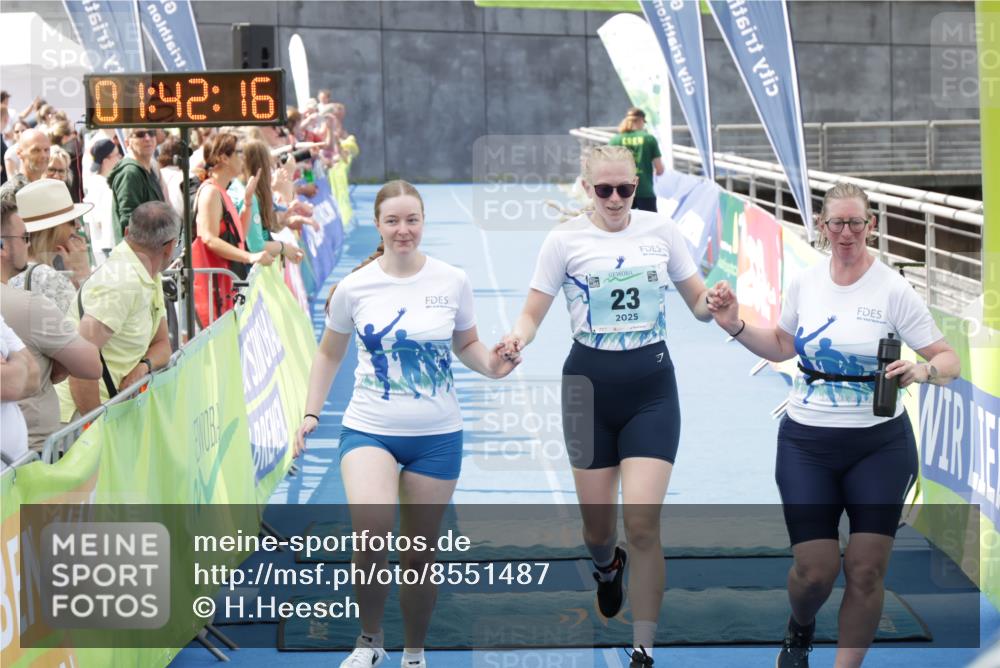 10.08.2025 - GEWOBA Citytriathlon Bremen H.Heesch http://msf.ph/oto/8551487 10.08.2025 11:45:57 Ziel 23 meine-sportfotos.de