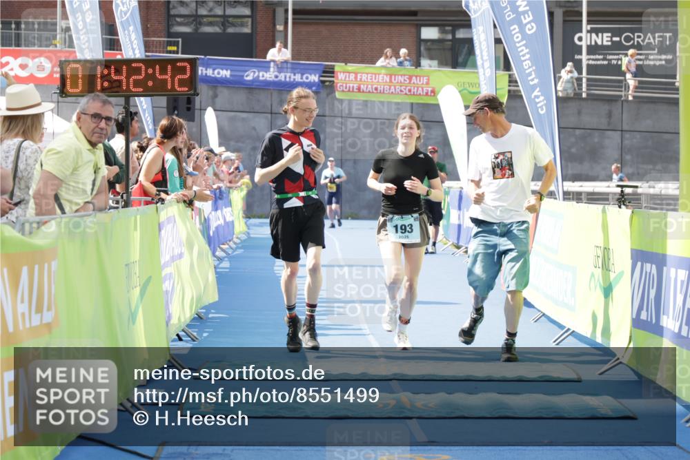 10.08.2025 - GEWOBA Citytriathlon Bremen H.Heesch http://msf.ph/oto/8551499 10.08.2025 11:46:23 Ziel 193 meine-sportfotos.de