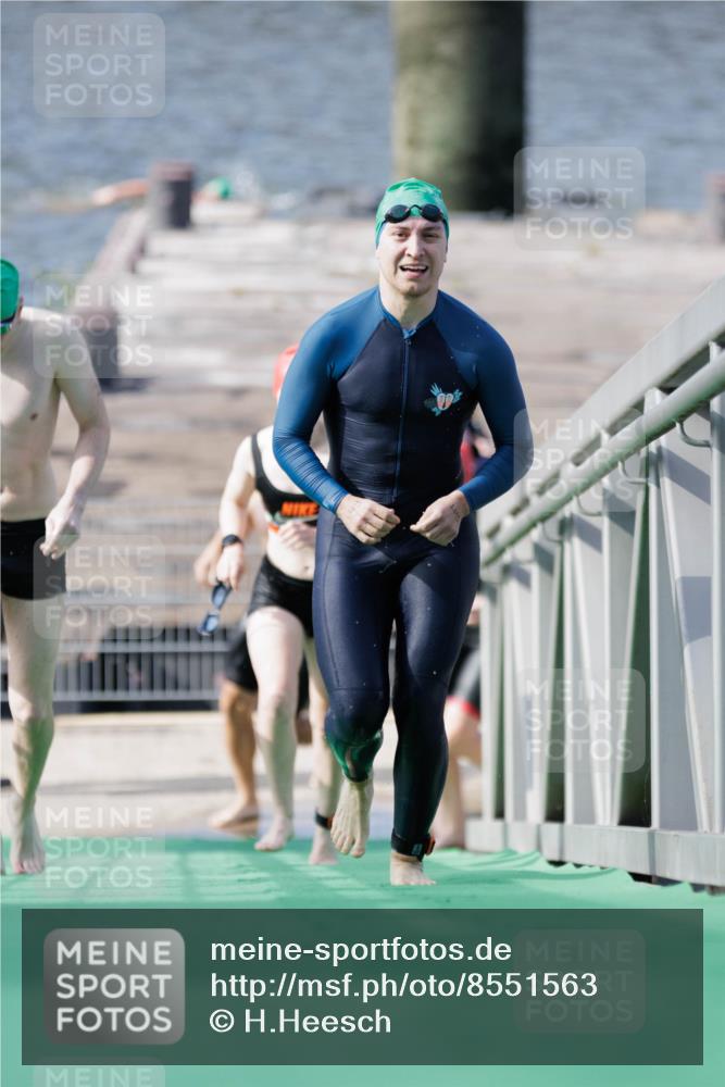 10.08.2025 - GEWOBA Citytriathlon Bremen H.Heesch http://msf.ph/oto/8551563 10.08.2025 10:23:57 Schwimmen 21, 49, 458 meine-sportfotos.de