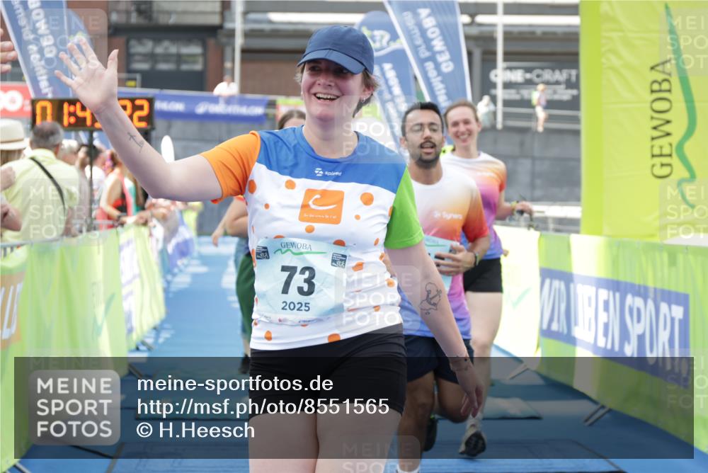 10.08.2025 - GEWOBA Citytriathlon Bremen H.Heesch http://msf.ph/oto/8551565 10.08.2025 11:47:03 Ziel 73, 113, 217 meine-sportfotos.de