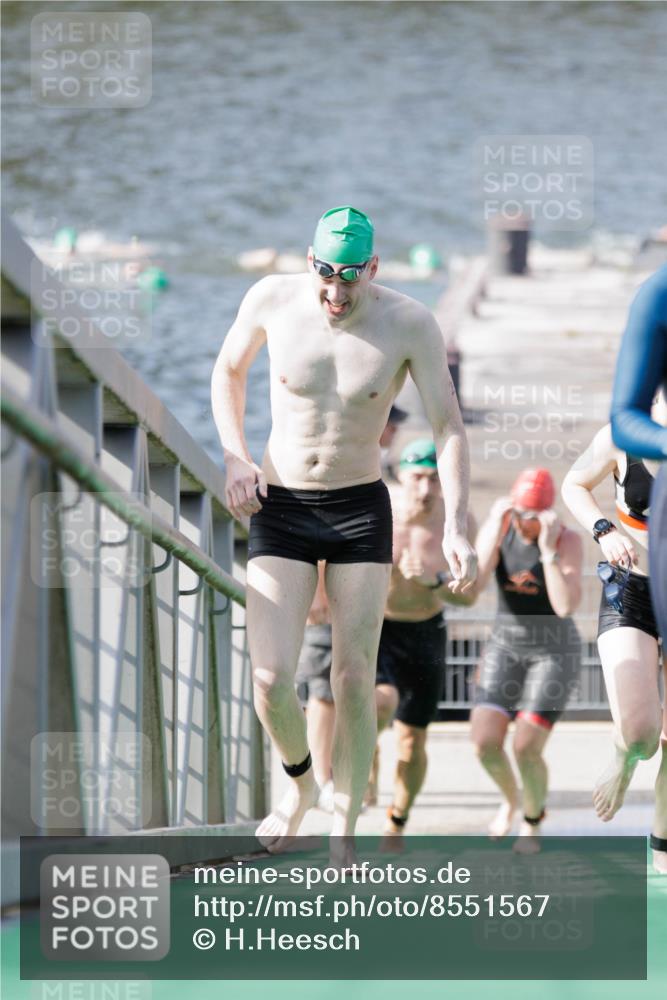 10.08.2025 - GEWOBA Citytriathlon Bremen H.Heesch http://msf.ph/oto/8551567 10.08.2025 10:23:58 Schwimmen 21, 49, 458 meine-sportfotos.de