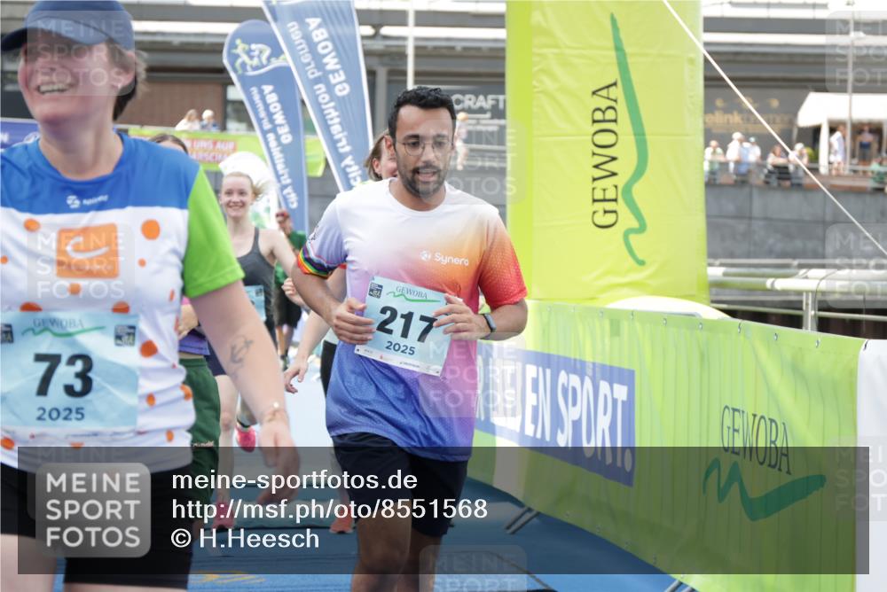10.08.2025 - GEWOBA Citytriathlon Bremen H.Heesch http://msf.ph/oto/8551568 10.08.2025 11:47:04 Ziel 73, 113, 217 meine-sportfotos.de
