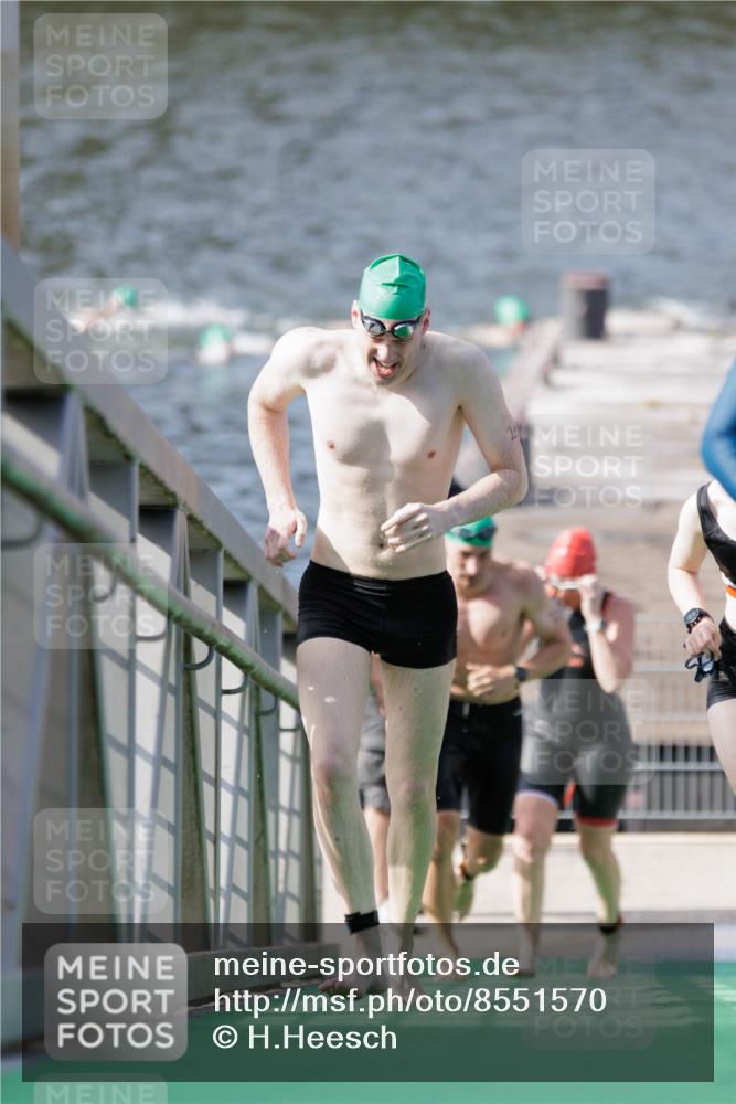 10.08.2025 - GEWOBA Citytriathlon Bremen H.Heesch http://msf.ph/oto/8551570 10.08.2025 10:23:59 Schwimmen 21, 49, 239, 458, 501 meine-sportfotos.de