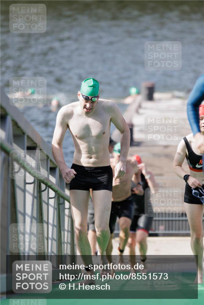 10.08.2025 - GEWOBA Citytriathlon Bremen H.Heesch http://msf.ph/oto/8551573 10.08.2025 10:23:59 Schwimmen 21, 49, 239, 458, 501 meine-sportfotos.de