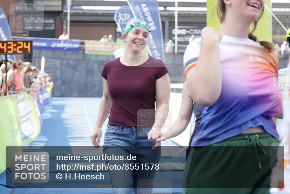 10.08.2025 - GEWOBA Citytriathlon Bremen H.Heesch http://msf.ph/oto/8551578 10.08.2025 11:47:06 Ziel 73, 113, 217 meine-sportfotos.de