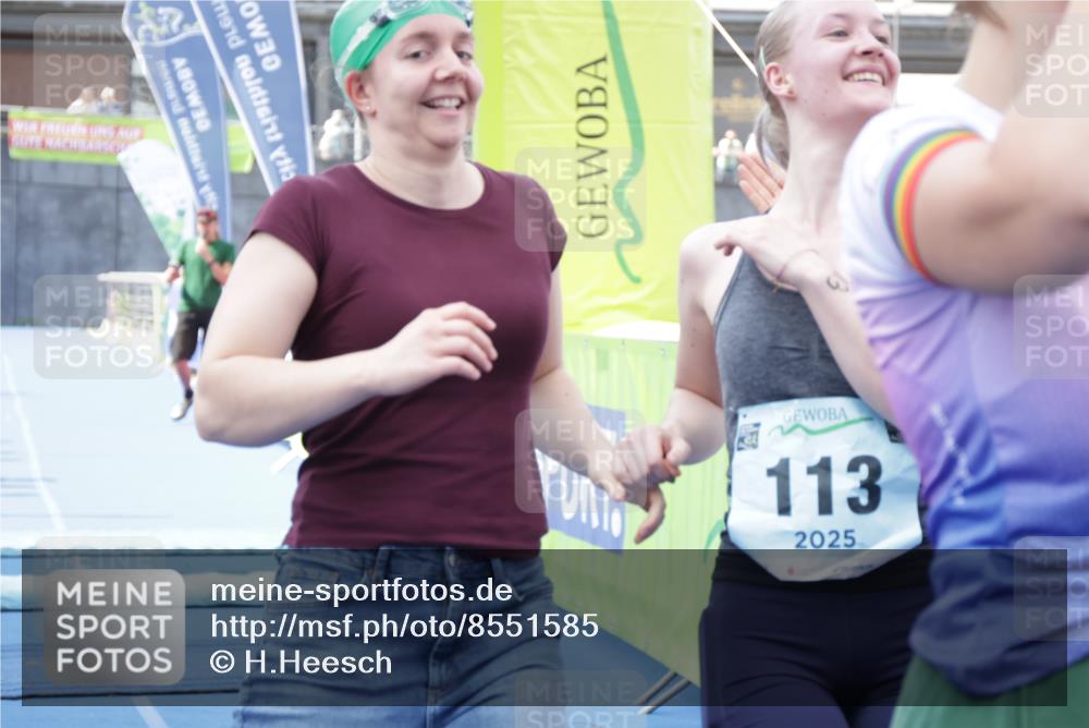 10.08.2025 - GEWOBA Citytriathlon Bremen H.Heesch http://msf.ph/oto/8551585 10.08.2025 11:47:06 Ziel 73, 113, 217 meine-sportfotos.de