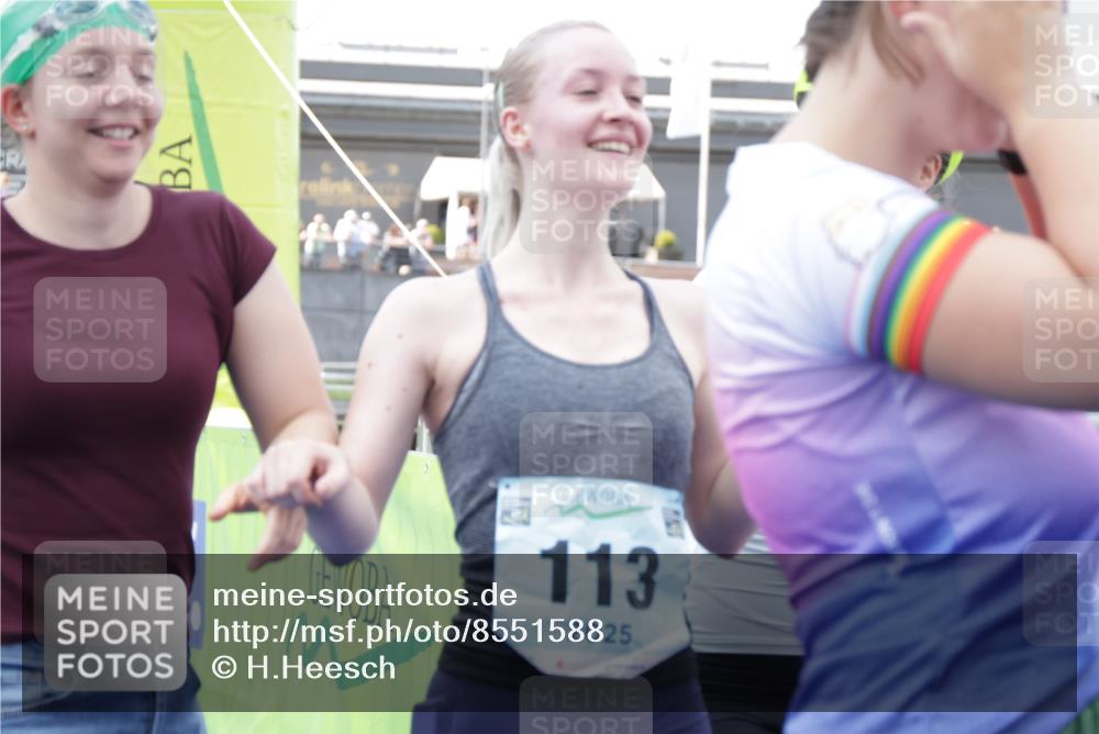10.08.2025 - GEWOBA Citytriathlon Bremen H.Heesch http://msf.ph/oto/8551588 10.08.2025 11:47:07 Ziel 73, 113, 217 meine-sportfotos.de