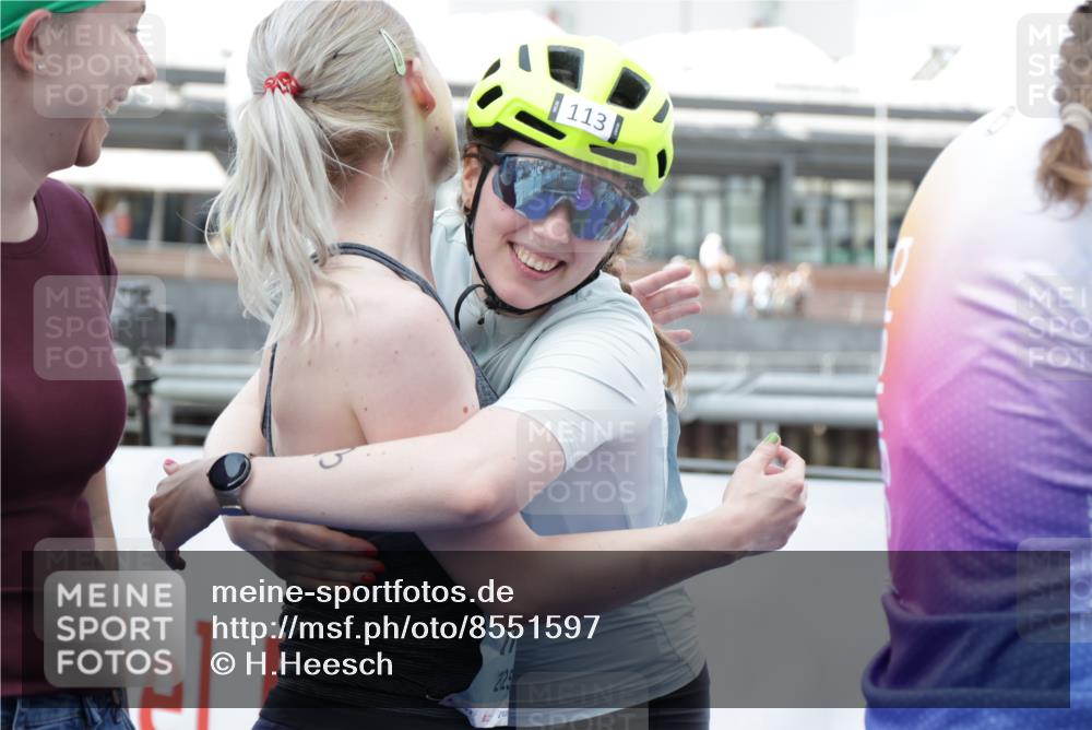 10.08.2025 - GEWOBA Citytriathlon Bremen H.Heesch http://msf.ph/oto/8551597 10.08.2025 11:47:08 Ziel 73, 113, 217 meine-sportfotos.de