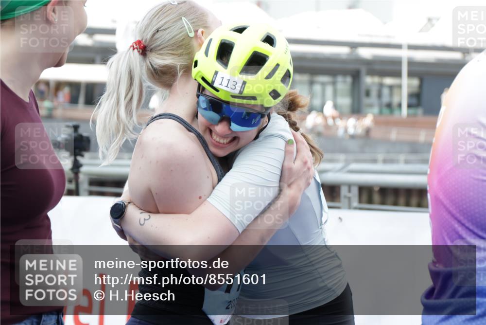 10.08.2025 - GEWOBA Citytriathlon Bremen H.Heesch http://msf.ph/oto/8551601 10.08.2025 11:47:09 Ziel 113, 217 meine-sportfotos.de