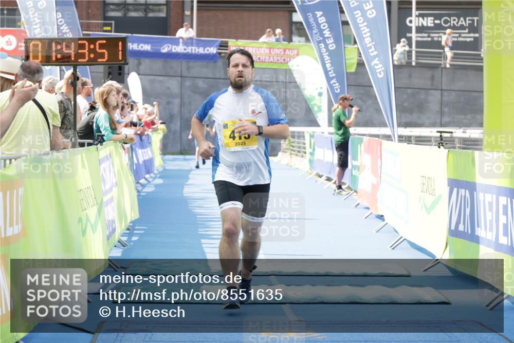 10.08.2025 - GEWOBA Citytriathlon Bremen H.Heesch http://msf.ph/oto/8551635 10.08.2025 11:47:33 Ziel 415 meine-sportfotos.de