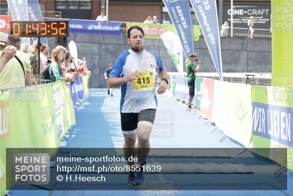 10.08.2025 - GEWOBA Citytriathlon Bremen H.Heesch http://msf.ph/oto/8551639 10.08.2025 11:47:33 Ziel 415 meine-sportfotos.de