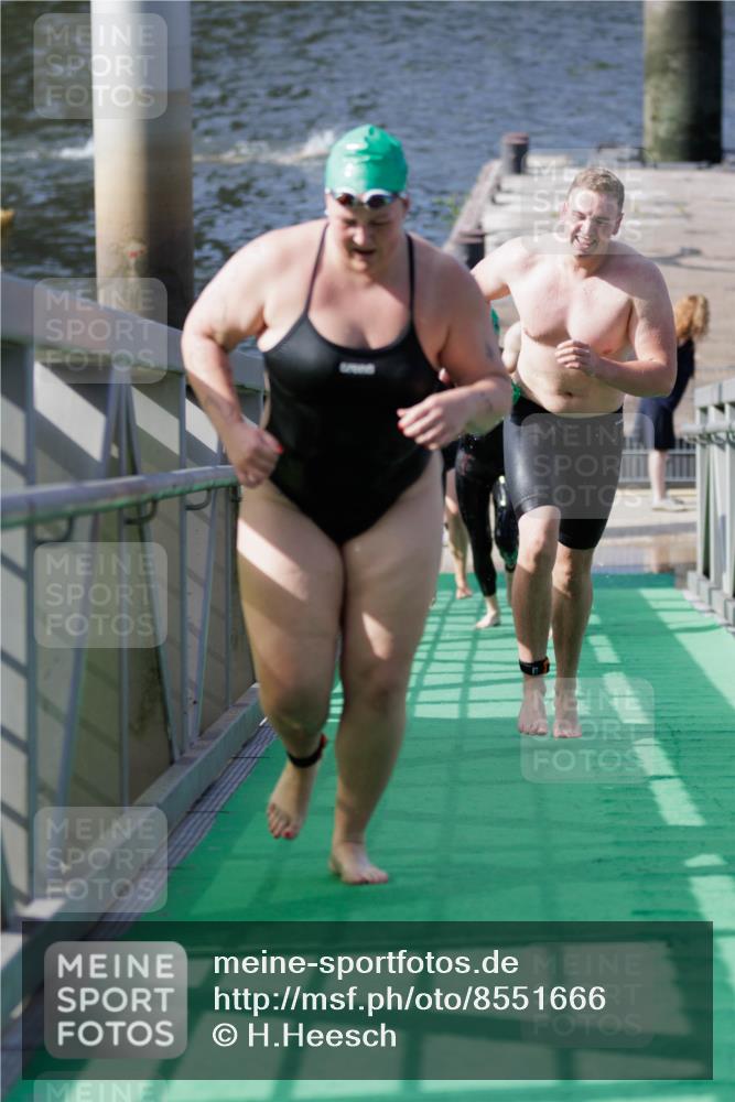 10.08.2025 - GEWOBA Citytriathlon Bremen H.Heesch http://msf.ph/oto/8551666 10.08.2025 10:24:47 Schwimmen 83, 99, 109, 115, 137, 151, 225, 499 meine-sportfotos.de