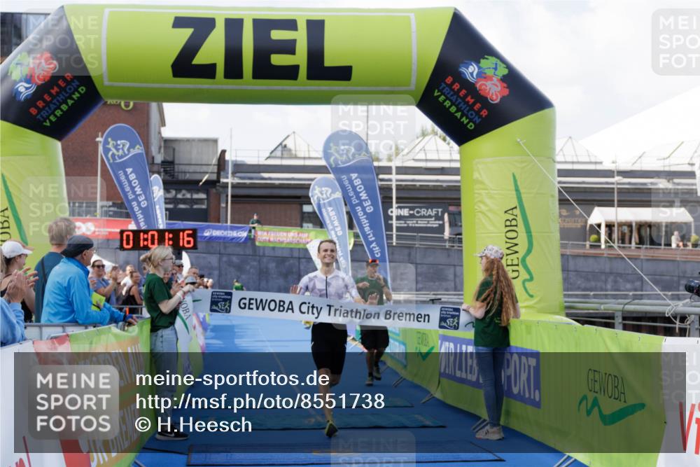 10.08.2025 - GEWOBA Citytriathlon Bremen H.Heesch http://msf.ph/oto/8551738 10.08.2025 11:04:58 Ziel 375 meine-sportfotos.de