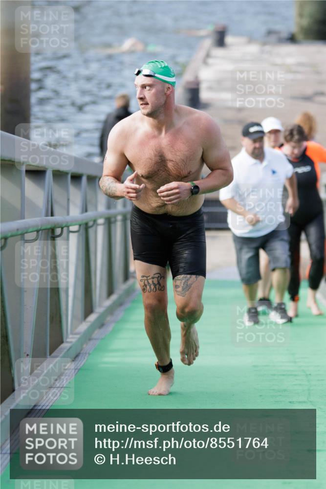 10.08.2025 - GEWOBA Citytriathlon Bremen H.Heesch http://msf.ph/oto/8551764 10.08.2025 10:25:39 Schwimmen 147 meine-sportfotos.de